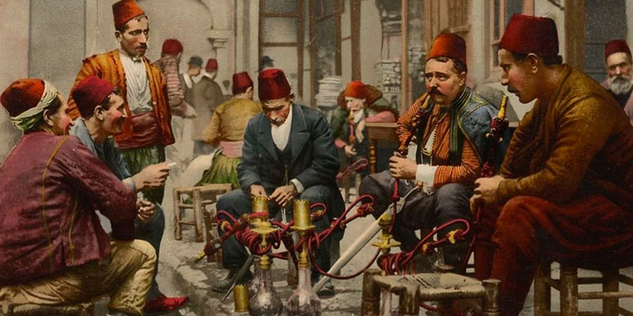 Fumer le narguilé à Istanbul, un moment de relaxation.