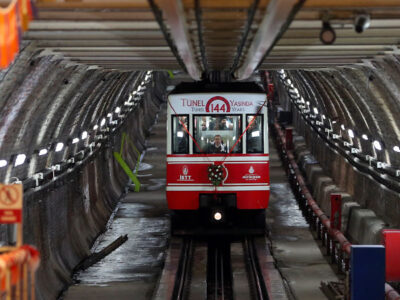 Le Tunel (du français tunnel) est une ligne de métro d’Istanbul